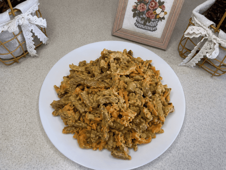 Печінковий салат з маринованими огірками, морквою та яйцями