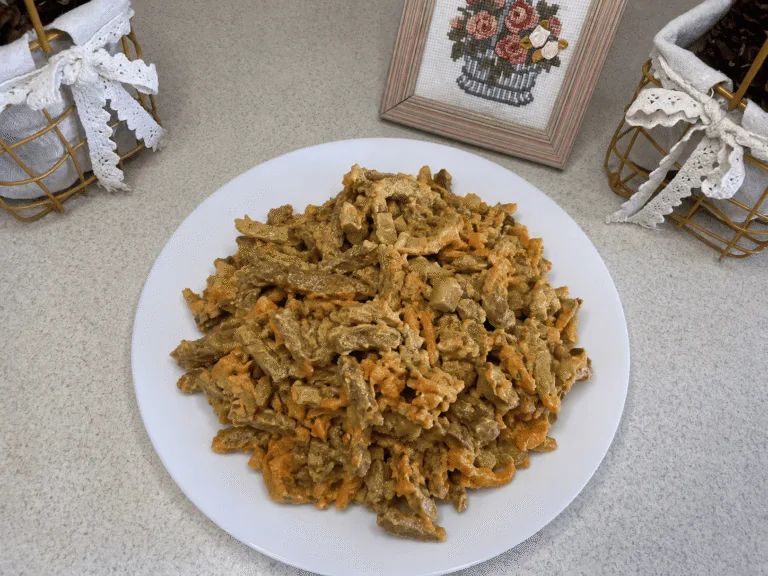 Печінковий салат з маринованими огірками, морквою та яйцями