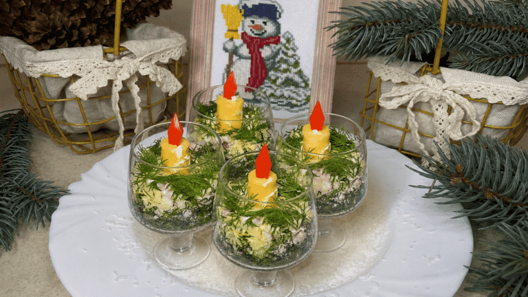 Салат «Новорічна свічка» з куркою, чорносливом та сиром