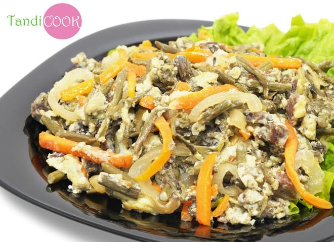 Салат з куркою, омлетом та корейською морквою