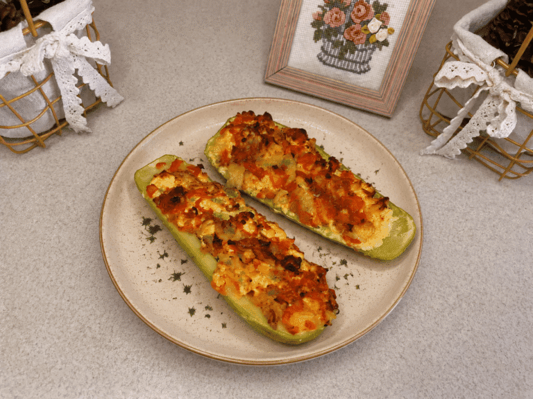 Кабачки, запечені в духовці з куркою та овочами — соковиті кабачки-човники