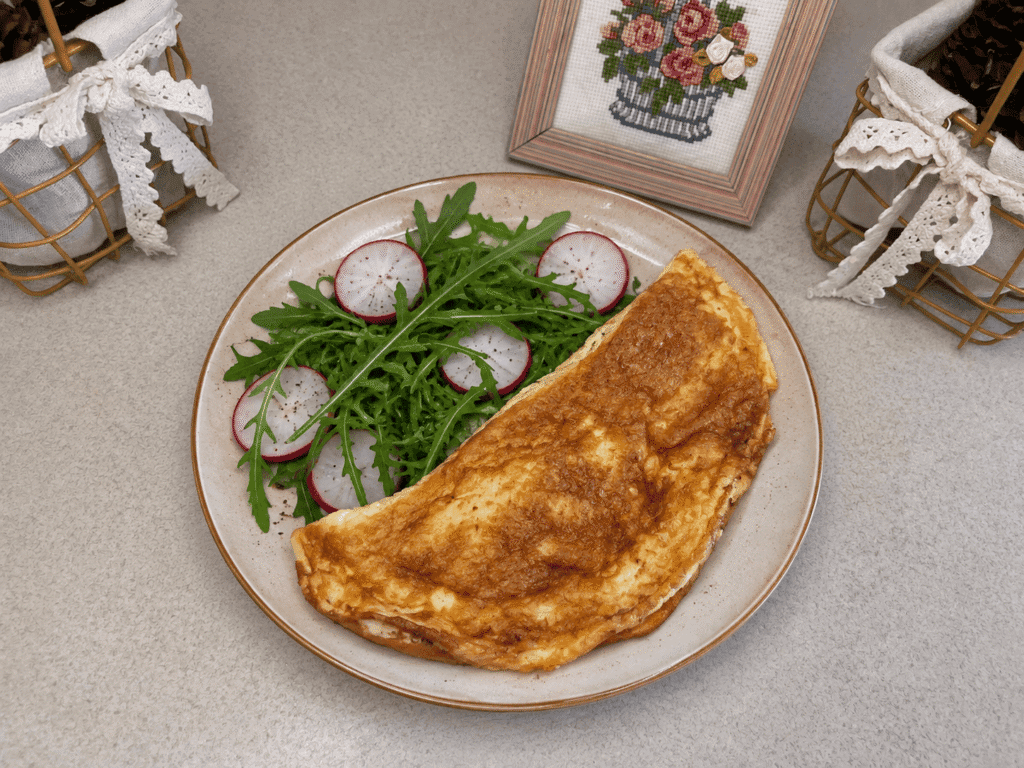 Омлет з куркою, сиром і помідорами — простий рецепт на сковороді