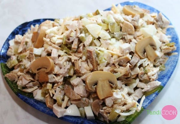 Салат Шерлок з куркою і маринованими печерицями