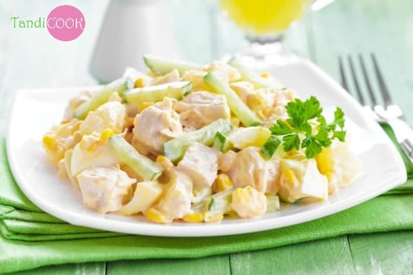Салат з куркою та ананасами