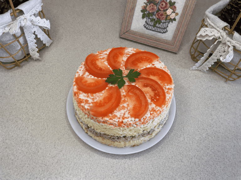 Салат з копченою куркою, печерицями та помідорами — ніжний святковий рецепт