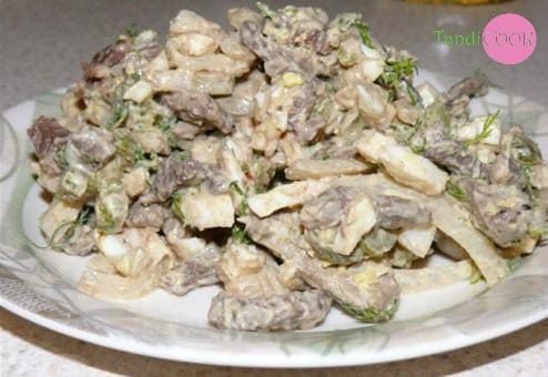 Салат “Ситий кум” з куркою і грибами