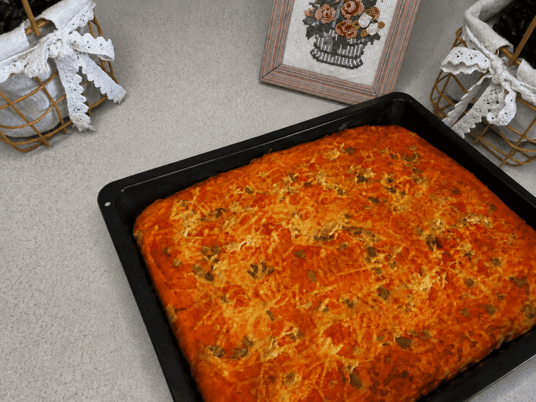 Домашня піца з куркою, помідорами та сиром — простий рецепт у духовці