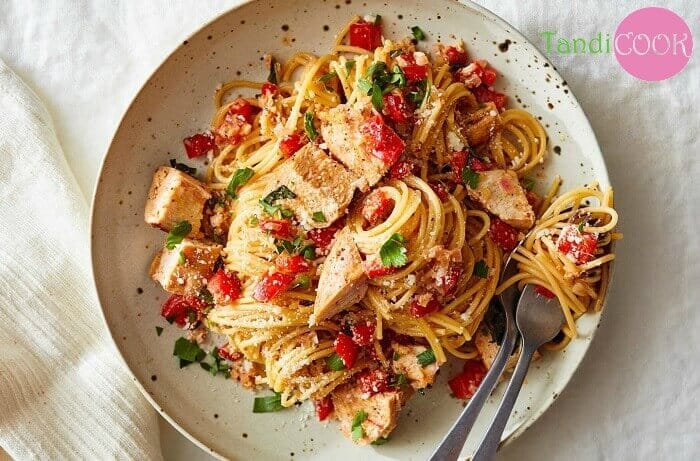 Спагетті з куркою та овочами під вершковим соусом