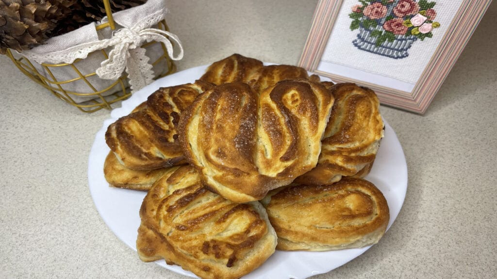 Плюшки з цукром — м’які дріжджові булочки