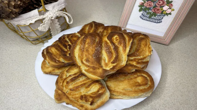 Плюшки з цукром — простий рецепт м’яких дріжджових булочок