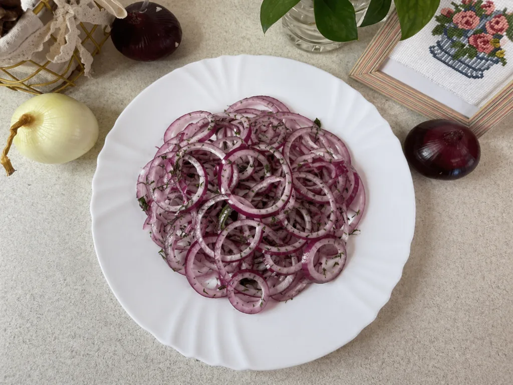 Маринована синя цибуля з оцтом та цукром