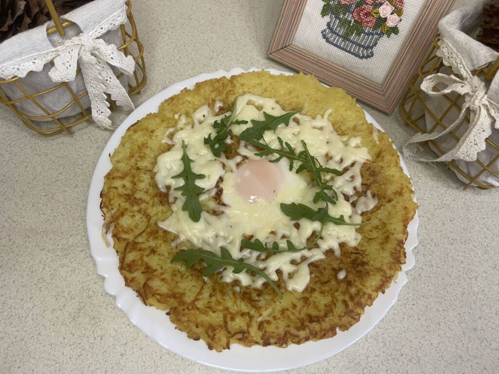 Картопляна паляничка з яйцем і сиром на сковороді — швидкий сніданок за 10 хвилин