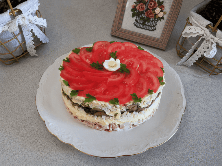 Салат «Чикаго» з копченою куркою, помідорами та сиром — святковий рецепт