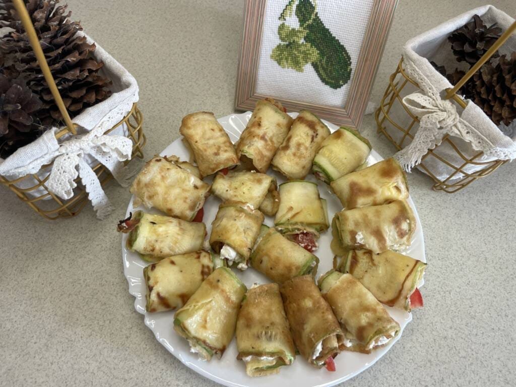 Кабачкові рулетики з сирною начинкою та помідорами