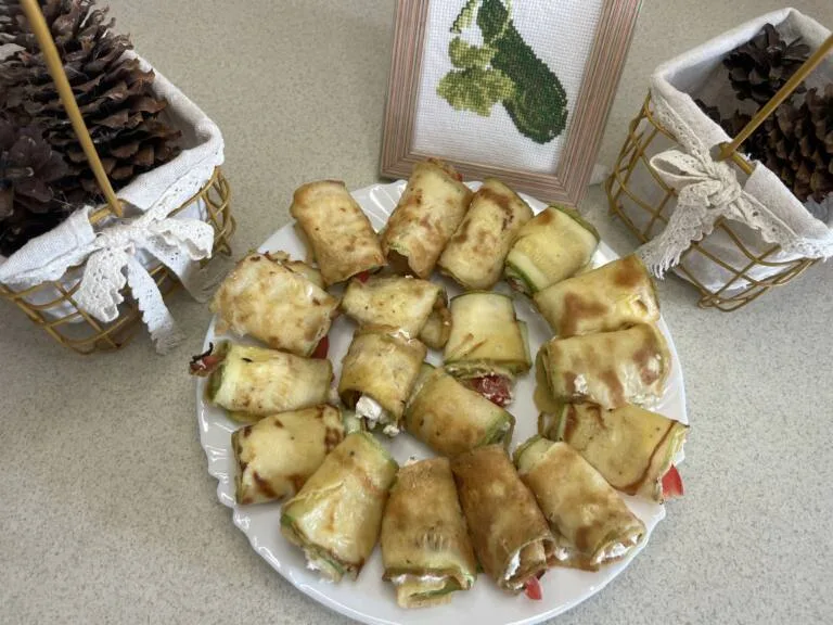 Кабачкові рулетики з сирною начинкою та помідорами